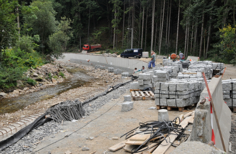 Kraj investuje především do silnic a škol
